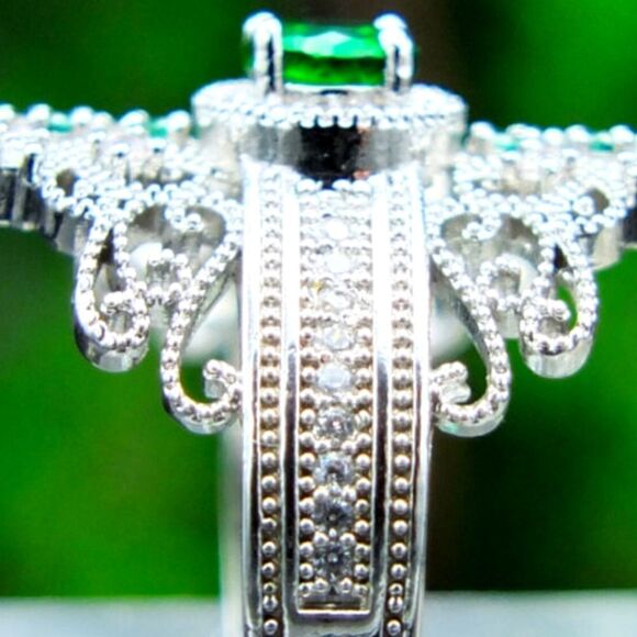 Elegant Silver Emerald Gemstone Ring size 8 - Picture 6 of 8
